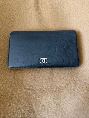 CHANEL Black Camellia Quilted Leather Continental Wallet with Silver CC